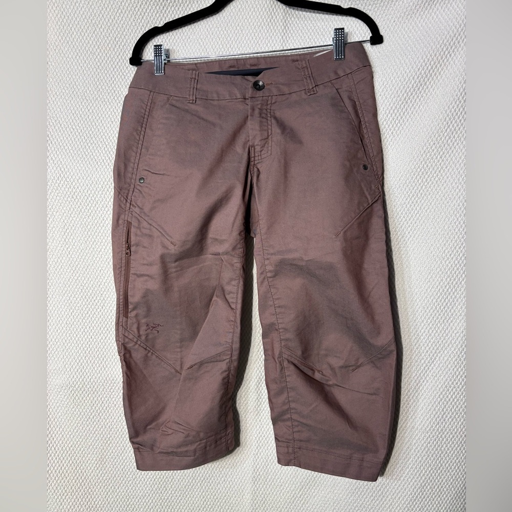 ARC’TERYX Sz 6 Hiking Capri Bermuda Length Pants with Multiple Pockets
